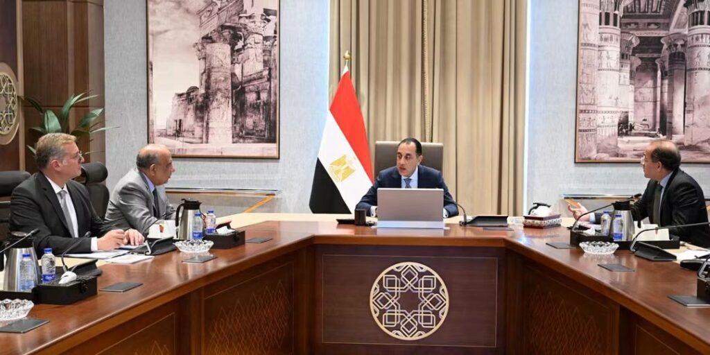 رئيس الوزراء أثناء استعراضه محاور جلسة "مسيرة الطاقة المصرية" 