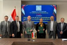 المهندسة مني رزق أثناء توقيع العقد