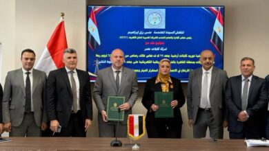 المهندسة مني رزق أثناء توقيع العقد