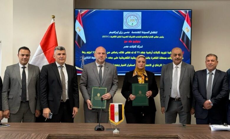 المهندسة مني رزق أثناء توقيع العقد