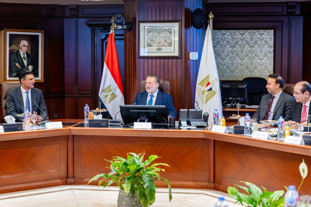 "المركزي" و"الصناعة" يطلقان صندوقًا بمليار جنيه لإعادة هيكلة المصانع المتعثرة