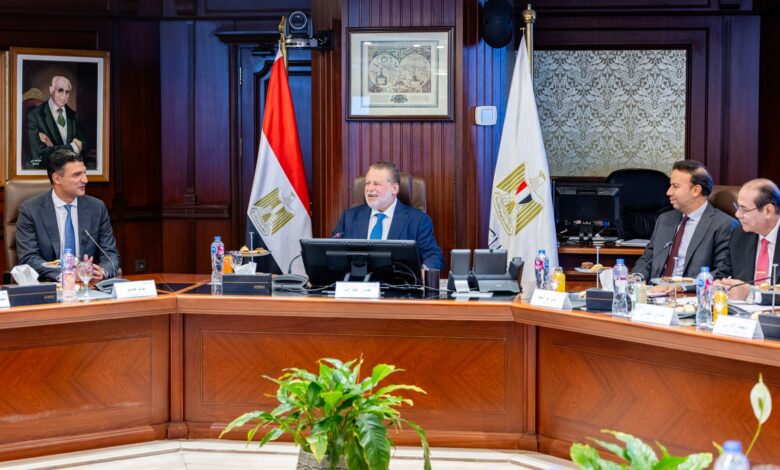"المركزي" و"الصناعة" يطلقان صندوقًا بمليار جنيه لإعادة هيكلة المصانع المتعثرة