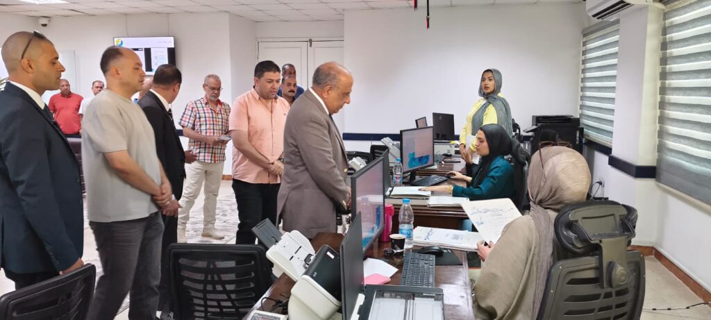 وزير الكهرباء أثناء تفقده قطاع كهرباء العاشر من رمضان 