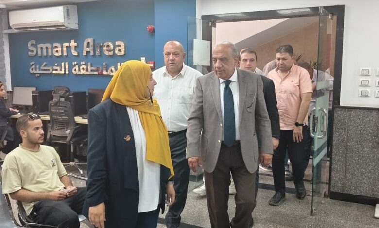 وزير الكهرباء يتفقد شبكات مدينة الشروق
