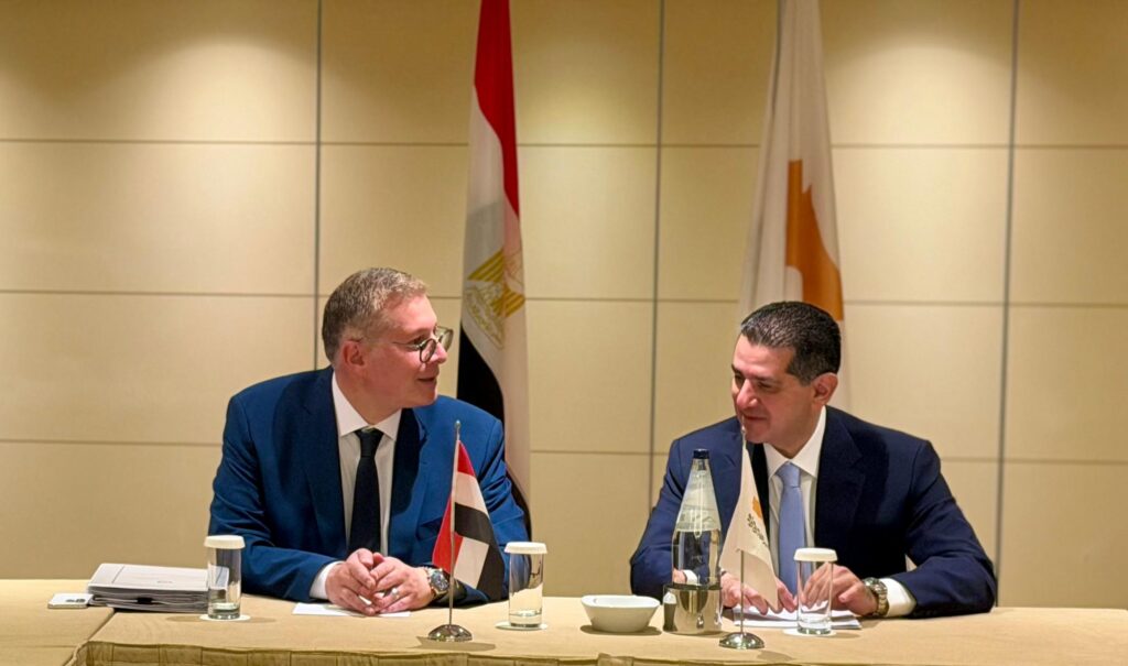 وزير البترول أثناء مباحثاته مع وزير الطاقة والتجارة والصناعة القبرصي 