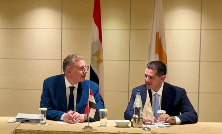 وزير البترول أثناء مباحثاته مع وزير الطاقة والتجارة والصناعة القبرصي