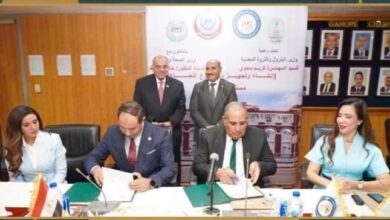 د. سمير رسلان رئيس شركة شمال جنوب الوادي القابضة أثناء توقيع البروتوكول