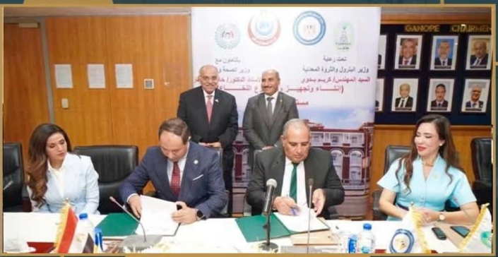 د. سمير رسلان رئيس شركة شمال جنوب الوادي القابضة أثناء توقيع البروتوكول