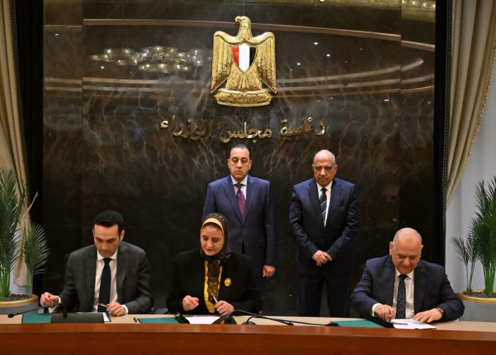 مصر توقع 3 اتفاقيات بشأن تمويل وتنفيذ مشروع «دندرة» للطاقة الشمسية 