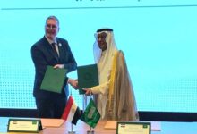 وزير البترول والثروة أثناء توقيع الاتفاقية مع وزير الطاقة السعودي