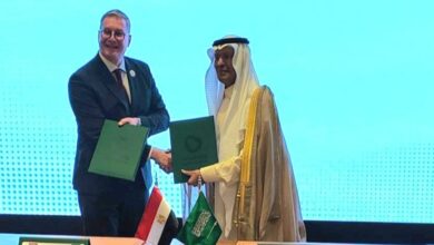 وزير البترول والثروة أثناء توقيع الاتفاقية مع وزير الطاقة السعودي