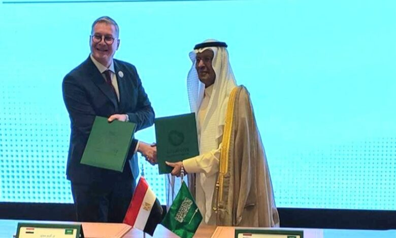 وزير البترول والثروة أثناء توقيع الاتفاقية مع وزير الطاقة السعودي