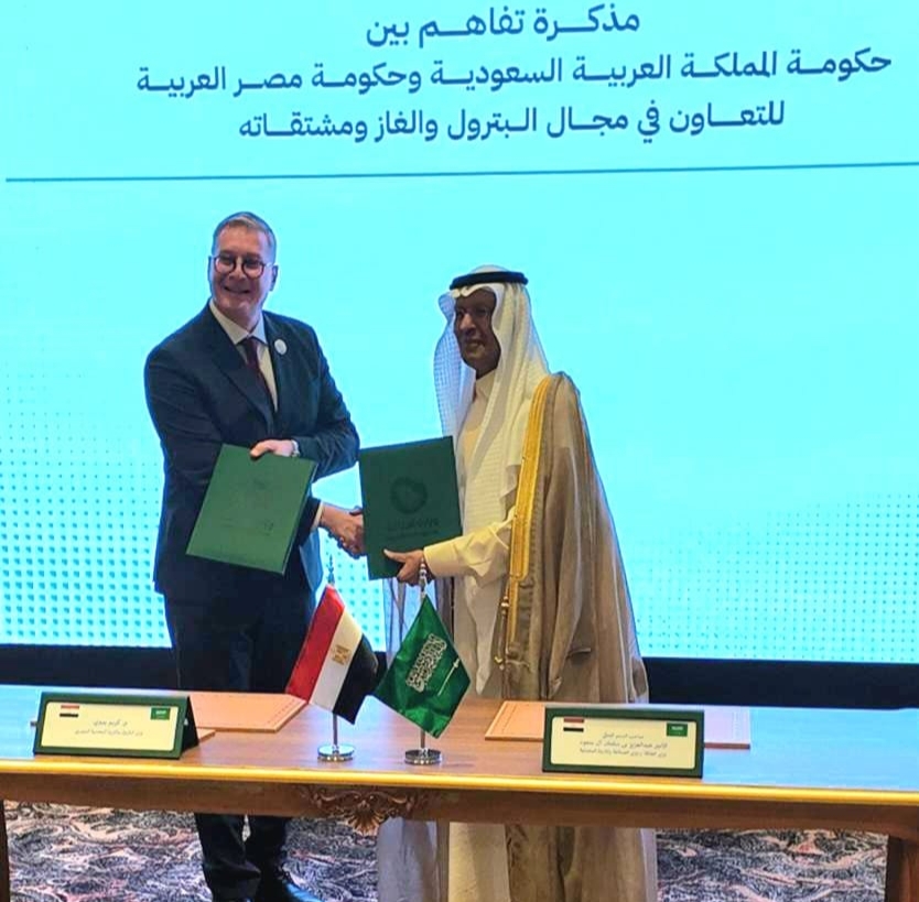 وزير البترول والثروة أثناء توقيع الاتفاقية مع وزير الطاقة السعودي