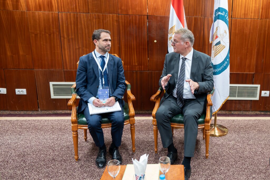 وزير البترول أثناء مباحثاته مع ممثل شركة توتال إنرجيز