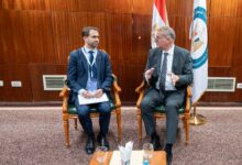 وزير البترول أثناء مباحثاته مع ممثل شركة توتال إنرجيز