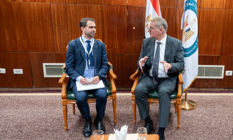 وزير البترول أثناء مباحثاته مع ممثل شركة توتال إنرجيز