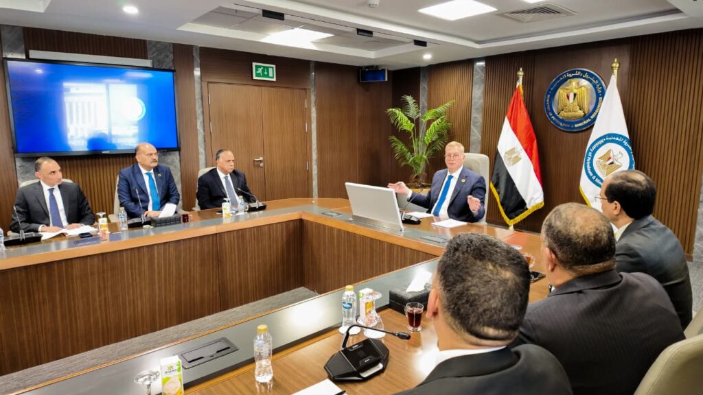 وزير البترول أثناء اجتماعه مع قيادات الوزارة والهيئات