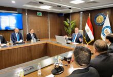 وزير البترول أثناء اجتماعه مع قيادات الوزارة والهيئات