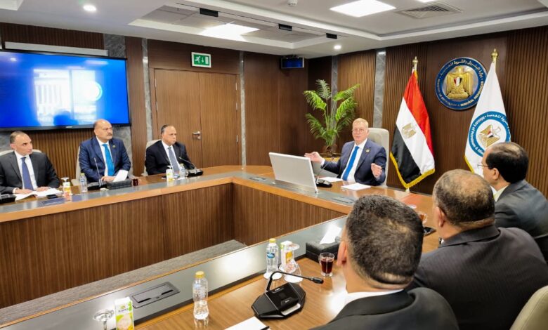 وزير البترول أثناء اجتماعه مع قيادات الوزارة والهيئات