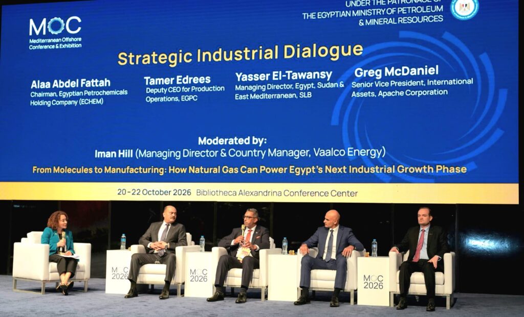 مهندس تامر ادريس وقيادات هيئة البترول أثناء الجلسة على هامش مؤتمر موك 2026