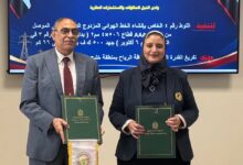 المهندسة مني رزق رئيس المصرية لنقل الكهرباء أثناء توقيع العقد
