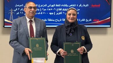 المهندسة مني رزق رئيس المصرية لنقل الكهرباء أثناء توقيع العقد