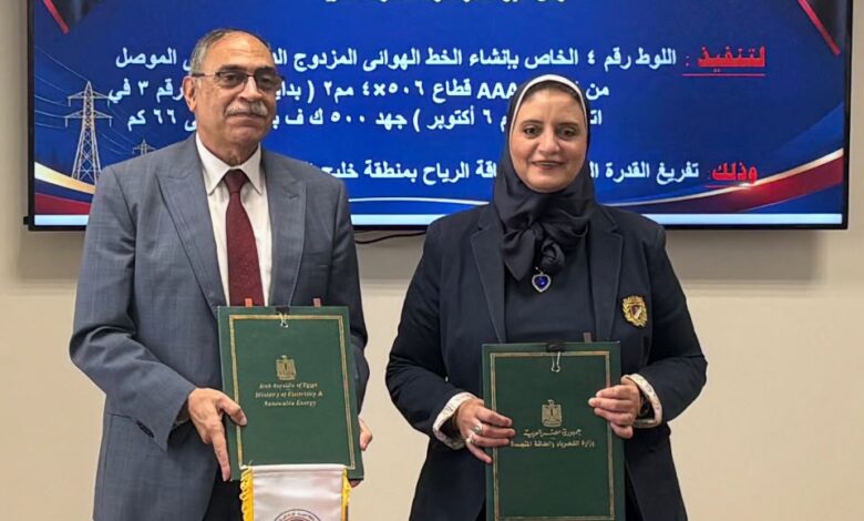 المهندسة مني رزق رئيس المصرية لنقل الكهرباء أثناء توقيع العقد