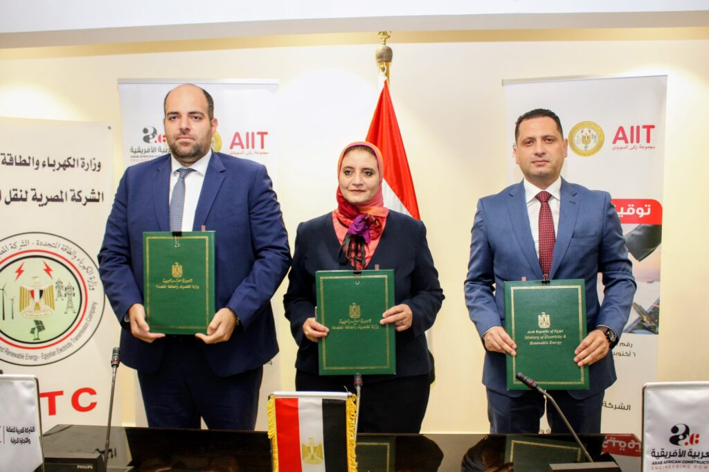 المهندسة مني رزق رئيس المصرية لنقل الكهرباء أثناء توقيع العقد