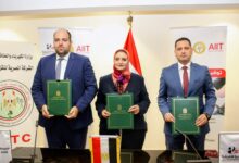 المهندسة مني رزق رئيس المصرية لنقل الكهرباء أثناء توقيع العقد