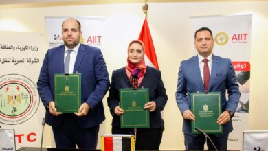 المهندسة مني رزق رئيس المصرية لنقل الكهرباء أثناء توقيع العقد