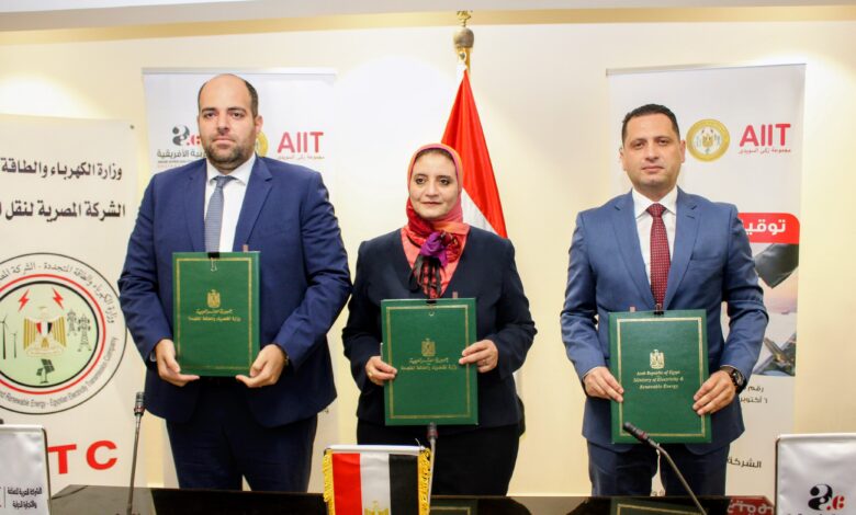 المهندسة مني رزق رئيس المصرية لنقل الكهرباء أثناء توقيع العقد