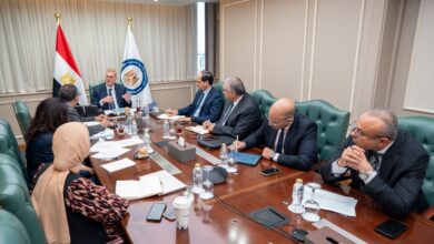 وزير البترول يتابع خطط تأمين احتياجات السوق المحلية