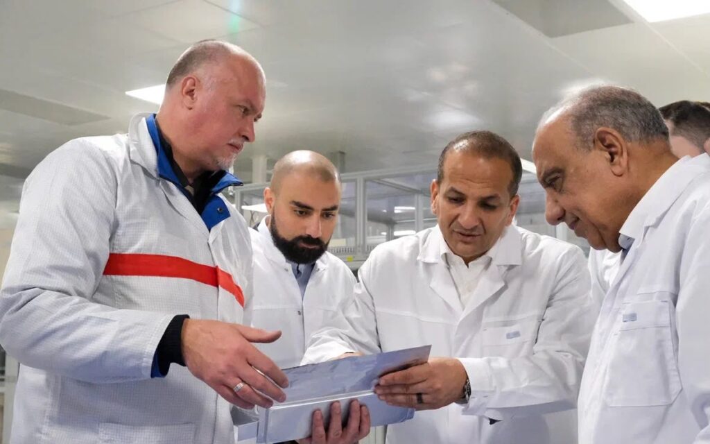 وزير الكهرباء يتفقد مصنع «رينيرا» الروسية لبطاريات الليثيوم وأنظمة تخزين الطاقة