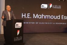 وزيرا الكهرباء والصناعة يشهدان إطلاق أول سيارة كهربائية